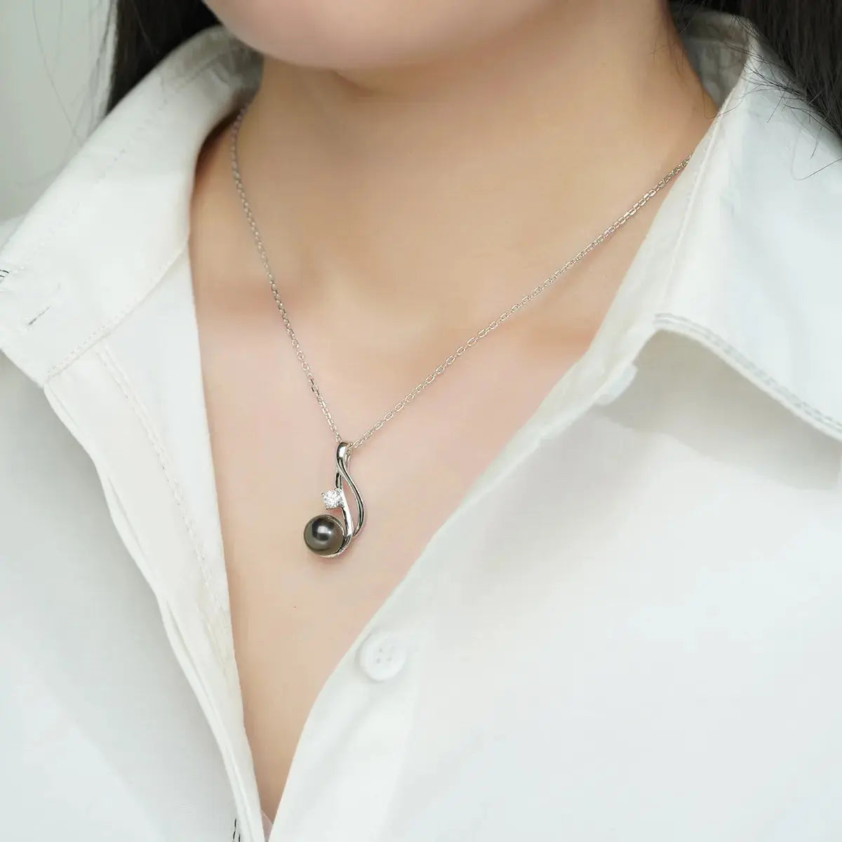 18K WHITE GOLD PLATED SILVER 9-10MM TAHITIAN BLACK PEARL AND 0.3CT MOISSANITE PENDANT NECKLACE